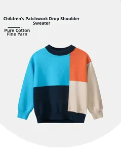 Détail du motif en maille de coton à blocs de couleurs sur un pull pour enfant à col rond