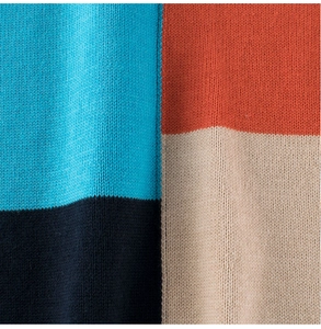 Vue détaillée macro de la texture de tricot bicolore sur le pull d'automne pour enfants