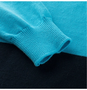Détail d'un pull en maille bleu avec des poignets côtelés et une texture de qualité
