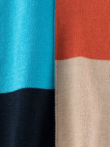Pull en maille pour enfants avec blocs de couleurs bleu, orange et beige pour l'hiver