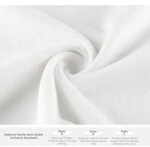 Dettaglio della trama del cotone bianco con informazioni sullo standard di sicurezza GB 18401