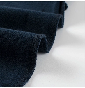 Makro-Detail von weichem Fleece-Futter und verstärkten Nähten an Kinder-Sporthosen