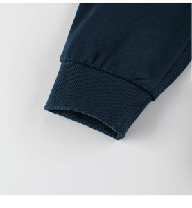 Detail der marineblauen Rippbündchen an Kinder-Sporthosen mit Stricktextur