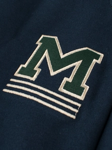 Kinder Freizeithose in Marineblau mit M-Stickerei im amerikanischen College-Stil