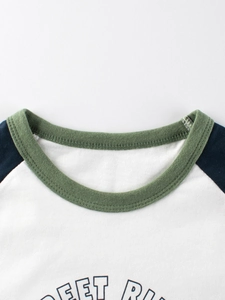 Maglietta a maniche lunghe per bambini con scollo a coste verde e maniche raglan