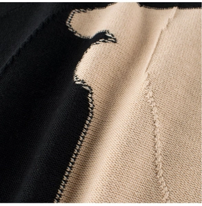 Detailaufnahme von zweifarbigem Strickpullover mit feiner Textur und Verarbeitung