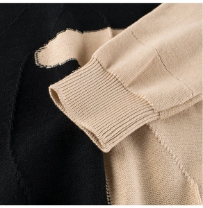 Makroaufnahme von zweifarbigen Strickbündchen in Schwarz und Beige mit Rippenstruktur