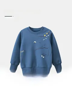 Detail eines dunkelblauen Kinder-Fleece-Sweatshirts mit Cartoon-Dinosaurier-Print-Stoff