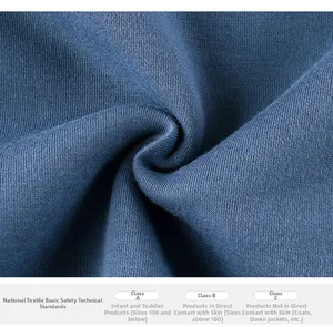 Detail der blauen Baumwollmischgewebe-Struktur mit Textilsicherheits-Klassifizierung