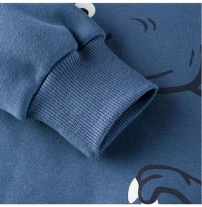 Detailaufnahme der Rippbündchen und des weichen Fleece-Stoffs am blauen Kinder-Sweatshirt