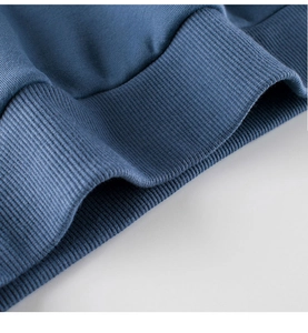 Detail von Rippbündchen am dunkelblauen Fleece-Dinosaurier-Sweatshirt für Jungen