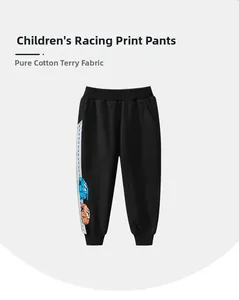 Détail du pantalon de jogging en coton pour enfant avec imprimé voiture de course