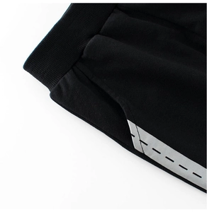 Détail du pantalon de sport enfant avec taille élastique et bande réfléchissante sur poche