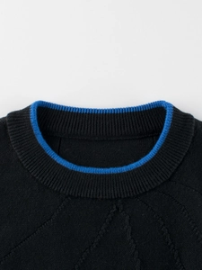 Schwarzer Kinderstrickpullover mit blauem Rundhalsausschnitt und geometrischem Muster