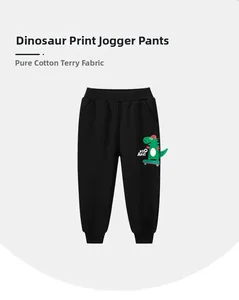 Detail van de dinosaurusprint op een zwarte katoenen joggingbroek van zachte joggingstof
