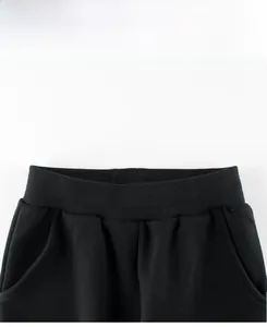 Detail van zwarte joggingbroek voor kinderen met geribbelde elastische tailleband en zakken