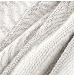 Vue détaillée de la texture du tricot gris chiné doux avec des coutures overlock propres