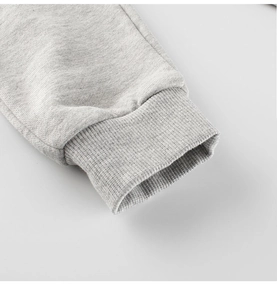 Vue détaillée des poignets élastiques en maille et du tissu gris chiné pour enfants