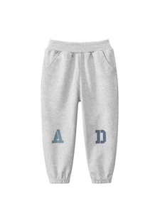 Pantaloni sportivi grigi per bambini con stampe di lettere e polsini elasticizzati
