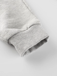Sweat-shirt gris pour garçon avec poignets côtelés élastiques et texture tricotée