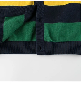 Detailopname van gestreept gebreid vest met gele, marineblauwe en groene kleuren
