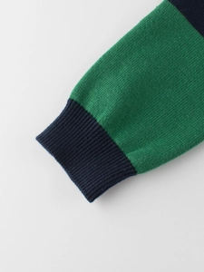 Gebreid kindervest met donkergroen en marineblauw patchwork en geribbelde manchetten