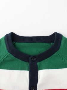Gebreid vest voor peuters met levendige rode, witte en groene strepen en een marineblauwe rand