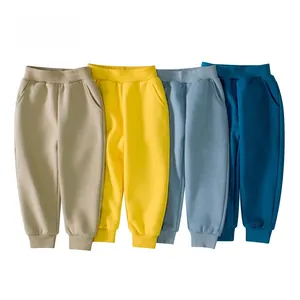 Détail de quatre pantalons de jogging pour enfants avec taille élastique souple