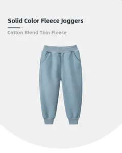 Détail du pantalon de jogging pour enfant bleu clair avec doublure polaire et taille élastique