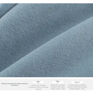 Gros plan sur le tissu en maille bleu clair avec labels de sécurité textile