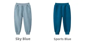 Détail de joggings pour enfants en bleu clair et bleu marine avec taille élastique et bords-côtes