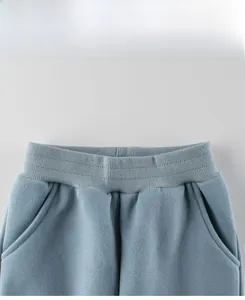 Gros plan d'un pantalon en polaire bleu clair avec taille élastique et texture douce