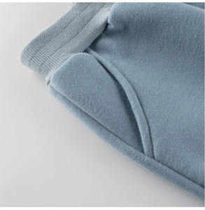 Détail de la taille élastique côtelée et des poches latérales du pantalon en polaire