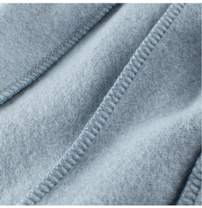 Vue détaillée du tissu polaire bleu brume avec double couture renforcée pour pantalon