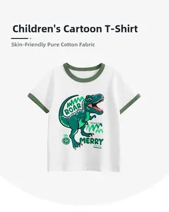 Détail d'un t-shirt enfant en coton blanc avec motif dinosaure vert et col contrasté