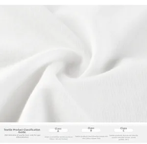 Gros plan sur la texture en coton blanc respirant du t-shirt enfant avec norme de sécurité