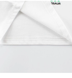 Détail de l'ourlet à double couture plate d'un t-shirt blanc en coton pour enfant avec motif