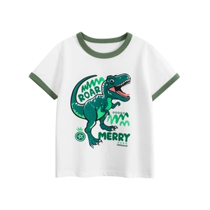 Détail du t-shirt blanc pour enfant avec imprimé dinosaure et col rond contrasté vert foncé