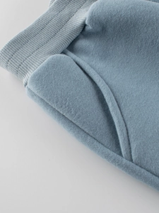 Détail du jogging en velours bleu pour enfant avec taille élastique et poches latérales