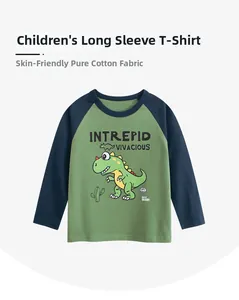 Dettaglio di una maglietta a maniche lunghe in cotone per bambini con dinosauro e maniche raglan