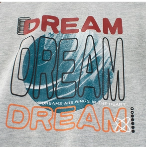 Détail macro de l'imprimé cartoon sur tissu en coton gris pour t-shirt manches longues