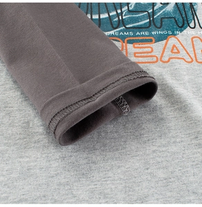 Détail du t-shirt à manches longues pour garçon montrant les coutures et le motif imprimé