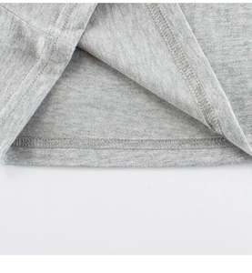 Détail de la double couture sur l'ourlet en maille gris chiné du t-shirt en coton pour enfants