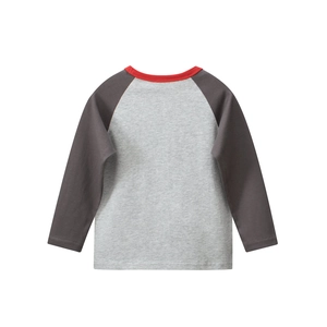 Détail des manches raglan sur t-shirt gris à manches longues avec encolure rouge