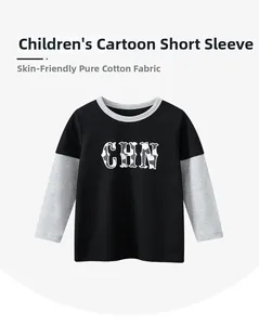 Détail du t-shirt manches longues en coton pour garçon avec poignets gris et motif CHN