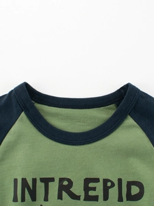 T-shirt in cotone a maniche raglan verde militare e blu navy con stampa intrepid