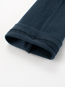 Dettaglio del polsino della maglietta a maniche lunghe per bambini blu navy con cuciture
