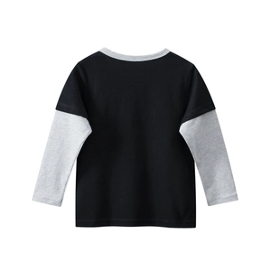 Détail du t-shirt à manches longues pour garçon en coton noir et gris à col rond