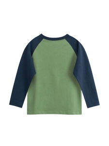 T-shirt raglan a maniche lunghe per bambini con corpo verde e maniche blu navy su bianco