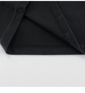 Détail de l'ourlet à double surpiqûre sur un t-shirt noir à manches longues enfant